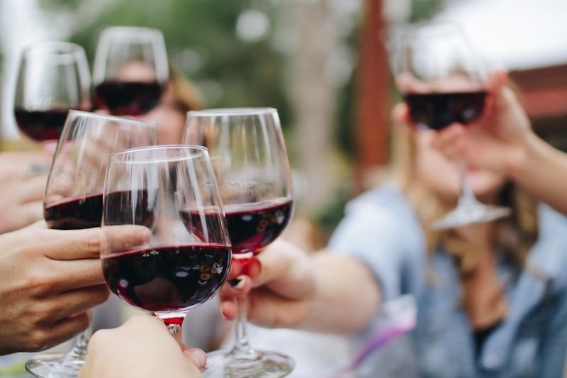 Cómo elegir una empresa exportadora Elche especializada en vinos y aceites